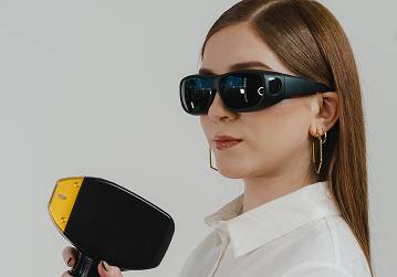 Tratamiento de depilación láser facial en cliente