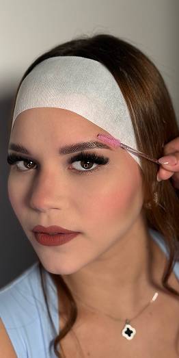 Resultado de laminado de cejas con efecto lifting y cejas peinadas hacia arriba