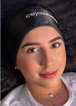 Cliente recibiendo diseño y depilación de cejas en Cejas Nela, Irving TX