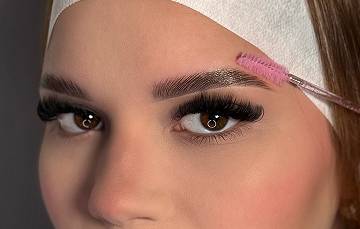 Resultado de laminado de cejas con efecto lifting y cejas peinadas hacia arriba
